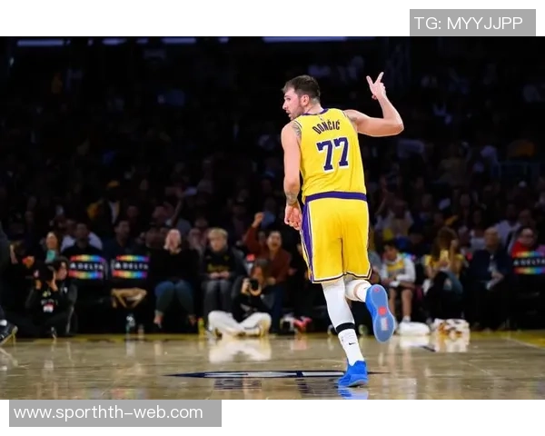 东契奇谈里夫斯受伤情况表示愿意提供支持并强调恢复的重要性 东契奇谈里夫斯受伤情况表示愿意提供支持并强调恢复的重要性